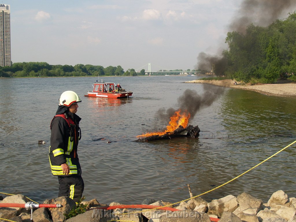 Kleine Yacht abgebrannt Koeln Hoehe Zoobruecke Rheinpark P164.JPG